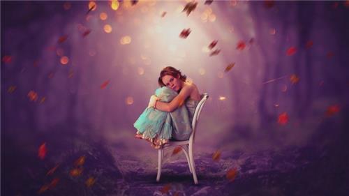 梦幻合成，合成女孩静坐在飘满落叶的树林里的唯美画面_