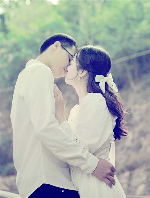Photoshop给一对热吻中的情侣户外写真照调出淡雅温馨的画面。