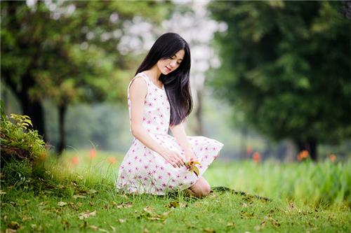 PS调色教程：给草地上的漂亮小姐姐调出粉红色的记忆感觉。