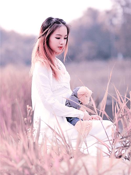PS女生调色教程：给青草地上自拍的清纯少女写真照调出淡雅的紫色