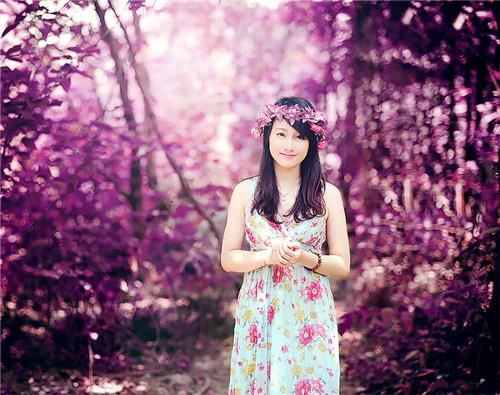 Photoshop调色教程：给林荫树下漂亮的小姐姐照片调出高贵紫色调