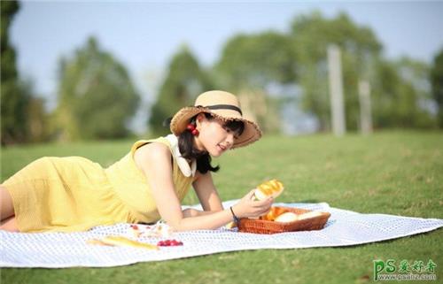 PS少女图片调色教程：给草地上自拍的少女写真照调出暖色调。
