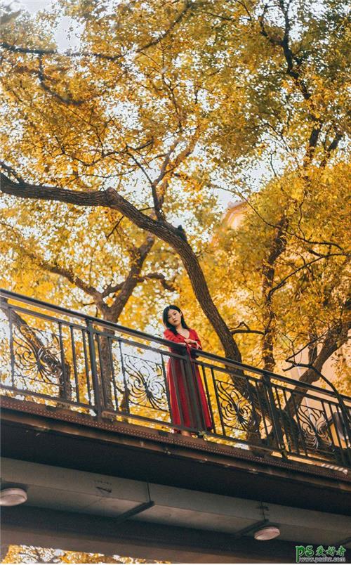 PS调色教程：给夏天外景拍摄的美女照片调出金黄色的秋季色彩。
